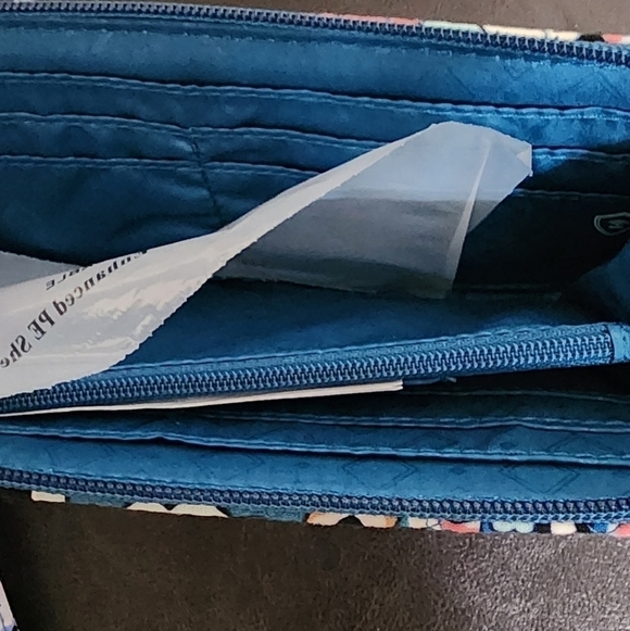 Vera Bradley RFID Accordion Wristlet - Picture 4 of 7